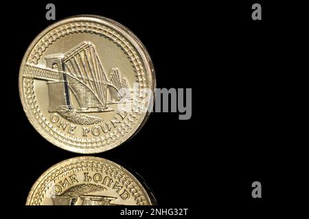 $2005 una moneta da lire con il Forth Railway Bridge situato in Scozia, Regno Unito Foto Stock