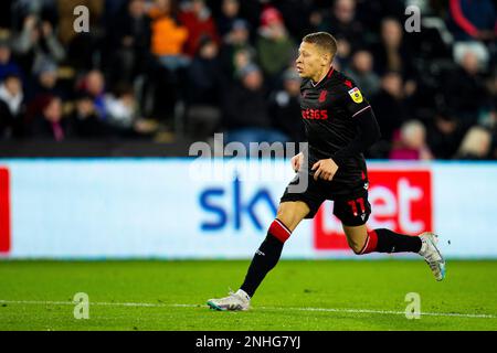 Swansea, Regno Unito. 21st Feb, 2023. Dwight Gayle di Stoke City in azione. Incontro del campionato EFL Skybet, Swansea City contro Stoke City al Swansea.com° stadio di Swansea, Galles, martedì 21st febbraio 2023. Questa immagine può essere utilizzata solo per scopi editoriali. Solo per uso editoriale, licenza richiesta per uso commerciale. Non è utilizzabile nelle scommesse, nei giochi o nelle pubblicazioni di un singolo club/campionato/giocatore. pic di Lewis Mitchell/Andrew Orchard sports photography/Alamy Live news Credit: Andrew Orchard sports photography/Alamy Live News Foto Stock