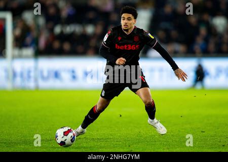 Swansea, Regno Unito. 21st Feb, 2023. Ki-Jana Hoever di Stoke City in azione. Incontro del campionato EFL Skybet, Swansea City contro Stoke City al Swansea.com° stadio di Swansea, Galles, martedì 21st febbraio 2023. Questa immagine può essere utilizzata solo per scopi editoriali. Solo per uso editoriale, licenza richiesta per uso commerciale. Non è utilizzabile nelle scommesse, nei giochi o nelle pubblicazioni di un singolo club/campionato/giocatore. pic di Lewis Mitchell/Andrew Orchard sports photography/Alamy Live news Credit: Andrew Orchard sports photography/Alamy Live News Foto Stock