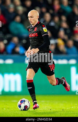 Swansea, Regno Unito. 21st Feb, 2023. Will Smallbone di Stoke City in azione. Incontro del campionato EFL Skybet, Swansea City contro Stoke City al Swansea.com° stadio di Swansea, Galles, martedì 21st febbraio 2023. Questa immagine può essere utilizzata solo per scopi editoriali. Solo per uso editoriale, licenza richiesta per uso commerciale. Non è utilizzabile nelle scommesse, nei giochi o nelle pubblicazioni di un singolo club/campionato/giocatore. pic di Lewis Mitchell/Andrew Orchard sports photography/Alamy Live news Credit: Andrew Orchard sports photography/Alamy Live News Foto Stock