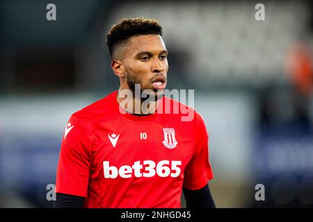 Swansea, Regno Unito. 21st Feb, 2023. Campbell Tyrese di Stoke City durante il riscaldamento. Incontro del campionato EFL Skybet, Swansea City contro Stoke City al Swansea.com° stadio di Swansea, Galles, martedì 21st febbraio 2023. Questa immagine può essere utilizzata solo per scopi editoriali. Solo per uso editoriale, licenza richiesta per uso commerciale. Non è utilizzabile nelle scommesse, nei giochi o nelle pubblicazioni di un singolo club/campionato/giocatore. pic di Lewis Mitchell/Andrew Orchard sports photography/Alamy Live news Credit: Andrew Orchard sports photography/Alamy Live News Foto Stock