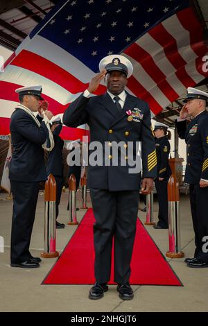 IMPERIAL BEACH, California (29 luglio 2022). Gruppo per la sicurezza marittima (IN APPRESSO «Maritime Expeditionary Security Group») 1. Master Chief Hospital Corpsman (ret.) Acheampong, Nicholas chiede il permesso di andare a riva per l'ultima volta. Foto Stock