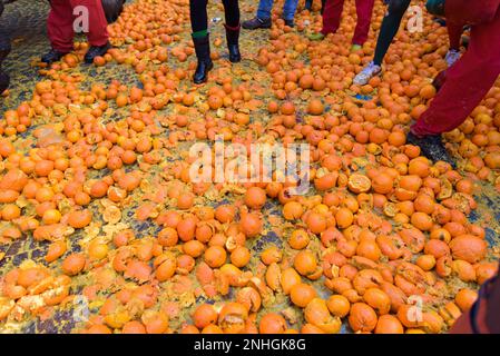 Torino, Torino, Italia. 21st Feb, 2023. Veduta generale della ''Battaglia degli arance'' il 21 febbraio 2023 a Ivrea, Italia. La Battaglia degli arance, la più grande lotta alimentare in Italia, si svolge durante la stagione del carnevale ed è una rievocazione simbolica di una rivoluzione che si è svolta a Ivrea nel Medioevo, con nove squadre di ambulanti-aranceri che lanciano arance contro aranceri che cavalcano su carri. Il Carnevale di Ivrea torna dopo due anni di sospensione a causa della pandemia di COVID. Credit: ZUMA Press, Inc./Alamy Live News Foto Stock