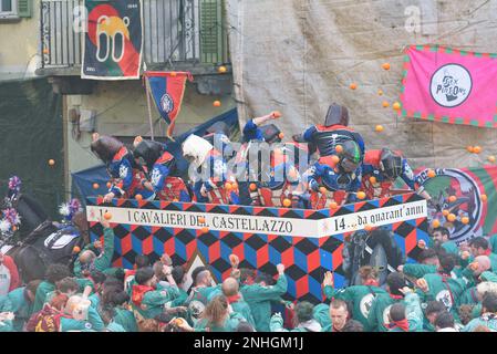 Torino, Torino, Italia. 21st Feb, 2023. Veduta generale della ''Battaglia degli arance'' il 21 febbraio 2023 a Ivrea, Italia. La Battaglia degli arance, la più grande lotta alimentare in Italia, si svolge durante la stagione del carnevale ed è una rievocazione simbolica di una rivoluzione che si è svolta a Ivrea nel Medioevo, con nove squadre di ambulanti-aranceri che lanciano arance contro aranceri che cavalcano su carri. Il Carnevale di Ivrea torna dopo due anni di sospensione a causa della pandemia di COVID. Credit: ZUMA Press, Inc./Alamy Live News Foto Stock