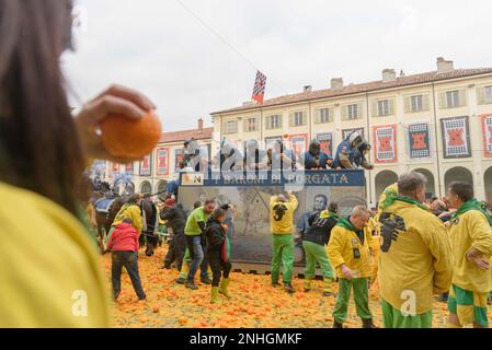 Torino, Torino, Italia. 21st Feb, 2023. Veduta generale della ''Battaglia degli arance'' il 21 febbraio 2023 a Ivrea, Italia. La Battaglia degli arance, la più grande lotta alimentare in Italia, si svolge durante la stagione del carnevale ed è una rievocazione simbolica di una rivoluzione che si è svolta a Ivrea nel Medioevo, con nove squadre di ambulanti-aranceri che lanciano arance contro aranceri che cavalcano su carri. Il Carnevale di Ivrea torna dopo due anni di sospensione a causa della pandemia di COVID. Credit: ZUMA Press, Inc./Alamy Live News Foto Stock