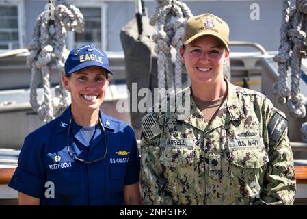 STATI UNITI Capo della Guardia Costiera Jessica Rozzi-Ochs, comandante della Guardia Costiera Cutter Eagle, e gli Stati Uniti Navy CMdR. Billie J. Farrell, ufficiale comandante della U.S.S. La Costituzione posa per una foto a bordo della CGC Eagle mentre visita Boston, Massachusetts, il 29 luglio 2022. Entrambi gli ufficiali di comando sono le prime donne a comandare le loro rispettive navi. Foto Stock