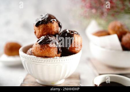 Donuts o donuts di ricotta fatti in casa, fuoco selettivo Foto Stock