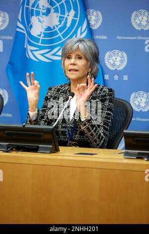 New York, Stati Uniti. New York, New York, Stati Uniti. 21st Feb, 2023. Jane fonda, attore e attivista, parla del nuovo Trattato sull'alto mare al briefing della stampa delle Nazioni Unite. Fonda ha detto di avere un avvertimento urgente che l'umanità sta 'perdendo l'oceano'.( Credit Image: © Mark J. Sullivan/ZUMA Press Wire) SOLO USO EDITORIALE! Non per USO commerciale! Credit: ZUMA Press, Inc./Alamy Live News Foto Stock