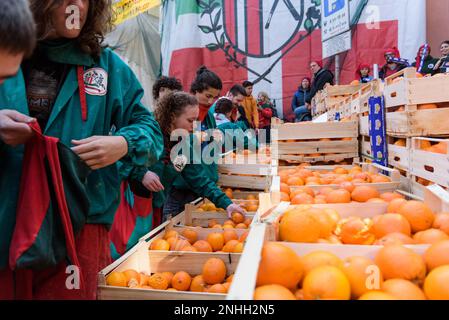 Torino, Torino, Italia. 21st Feb, 2023. Veduta generale della ''Battaglia degli arance'' il 21 febbraio 2023 a Ivrea, Italia. La Battaglia degli arance, la più grande lotta alimentare in Italia, si svolge durante la stagione del carnevale ed è una rievocazione simbolica di una rivoluzione che si è svolta a Ivrea nel Medioevo, con nove squadre di ambulanti-aranceri che lanciano arance contro aranceri che cavalcano su carri. Il Carnevale di Ivrea torna dopo due anni di sospensione a causa della pandemia di COVID. Credit: ZUMA Press, Inc./Alamy Live News Foto Stock