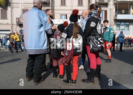 Torino, Torino, Italia. 21st Feb, 2023. Veduta generale della ''Battaglia degli arance'' il 21 febbraio 2023 a Ivrea, Italia. La Battaglia degli arance, la più grande lotta alimentare in Italia, si svolge durante la stagione del carnevale ed è una rievocazione simbolica di una rivoluzione che si è svolta a Ivrea nel Medioevo, con nove squadre di ambulanti-aranceri che lanciano arance contro aranceri che cavalcano su carri. Il Carnevale di Ivrea torna dopo due anni di sospensione a causa della pandemia di COVID. Credit: ZUMA Press, Inc./Alamy Live News Foto Stock