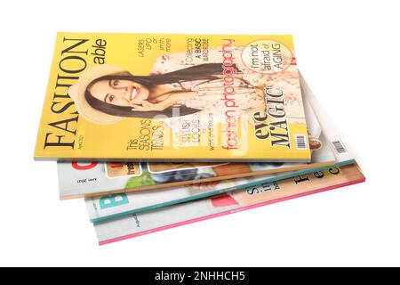 Pila di riviste diverse su sfondo bianco Foto Stock