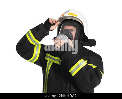 Ritratto di pompiere in uniforme, casco e maschera a gas su sfondo bianco Foto Stock