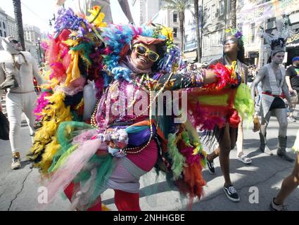 New Orleans, Stati Uniti. 21st Feb, 2023. Un Mardi Gras festeggiatori sfilano lungo Canal St. A New Orleans su Fat Martedì, 21 febbraio 2023. Foto di AJ Sisco/UPI Credit: UPI/Alamy Live News Foto Stock