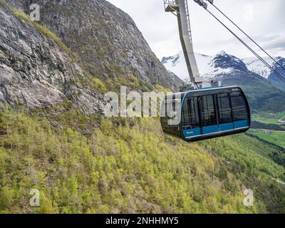 Una vista del tram aereo Loen Skylift con il Monte Hoven sullo sfondo di Nordfjord a Stryn, Norvegia. Foto Stock