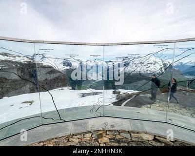 Una vista della mostra di montagna dalla funivia Loen Skylift dal Monte Hoven sopra Nordfjord a Stryn, Norvegia. Foto Stock