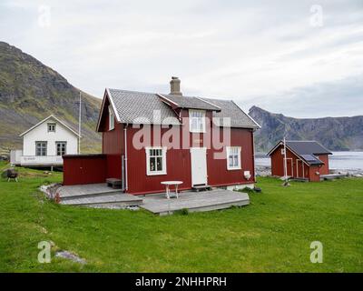 L'estate solo ex villaggio di pescatori di Mastad, sull'isola di Vaeroya, Norvegia. Foto Stock
