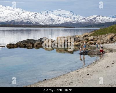 I norvegesi si godono una rara giornata di sole nella città di Tromsø, situata 217 miglia a nord del Circolo polare Artico, Norvegia. Foto Stock