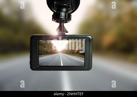 Moderna telecamera sul cruscotto montata in auto, vista della strada durante la guida Foto Stock