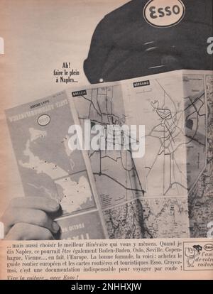 Stazione di servizio esso vintage distributore di benzina francese pubblicità esso pubblicite esso vintage annuncio esso magazine annuncio esso distributore di benzina esso commerciale Foto Stock