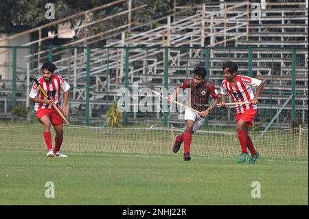 India. 21st Feb, 2023. Azione dei giocatori di Hockey in Calcutta Hockey League, 2023 a Kolkata. (Foto di Suraranjan Nandi/Pacific Press) Credit: Pacific Press Media Production Corp./Alamy Live News Foto Stock