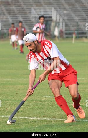 India. 21st Feb, 2023. Azione di Hockey giocatore di Punjab Sports Club in Calcutta Hockey League, 2023 a Kolkata. (Foto di Suraranjan Nandi/Pacific Press) Credit: Pacific Press Media Production Corp./Alamy Live News Foto Stock