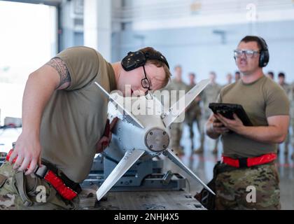 Airman 1st Classe Joseph Pruett, 96th manutenzione velivoli membro della squadra di carico armi Squadron, e il personale Sgt. Ronald Truesdell, 96th capo della squadra di carico armi AMU, ispezionare un kit di coda installato su una munizioni di pratica durante il WAMMO Fest alla base dell'aeronautica di Barksdale, Louisiana, 29 luglio 2022. Il WAMMO Fest è una competizione a squadre dove due squadre di munizioni e armi Airmen lavorano insieme per montare munizioni di pratica su uno Stratofortress B-52H. Foto Stock