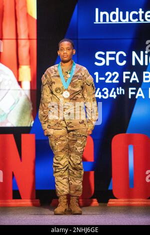 Fires Center of Excellence e Fort Sill's Drill Sergeant of the Year, Sgt. 1st Class Nicole Barnett è stato inserito nel prestigioso Sergente Audie Murphy Club, Fort Sill Red leg Chapter, durante una cerimonia del 29 luglio 2022/ Foto Stock