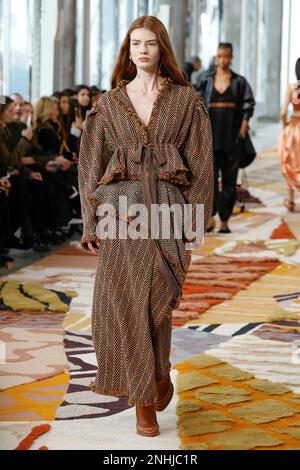 New York, Stato di Vereinigte. 12th Feb, 2023. ULLA JOHNSON Autunno-Inverno 2023-2024 Runway durante la settimana della moda di New York il 2023 febbraio - New York; USA 12/02/2023 Credit: dpa/Alamy Live News Foto Stock