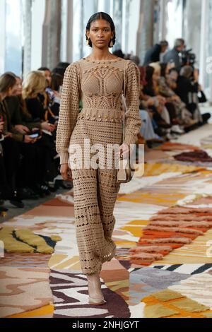 New York, Stato di Vereinigte. 12th Feb, 2023. ULLA JOHNSON Autunno-Inverno 2023-2024 Runway durante la settimana della moda di New York il 2023 febbraio - New York; USA 12/02/2023 Credit: dpa/Alamy Live News Foto Stock