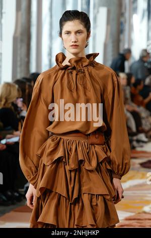 New York, Stato di Vereinigte. 12th Feb, 2023. ULLA JOHNSON Autunno-Inverno 2023-2024 Runway durante la settimana della moda di New York il 2023 febbraio - New York; USA 12/02/2023 Credit: dpa/Alamy Live News Foto Stock