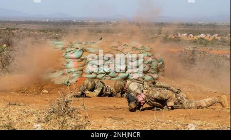 STATI UNITI I paracadutisti dell'esercito, assegnati alla Società scelta, 2nd battaglione, 503rd reggimento di fanteria paracadute, 173rd Brigata aerea, prendono copertura da una granata di frammentazione del M67 durante l'esercizio giustificato accordo 23 (JA23) a Isiolo, Kenya il 13 febbraio 2023. JA23 è un'azienda statunitense L’esercizio più grande del comando Africa nell’Africa orientale. Condotto da U.S. Army Southern European Task Force, Africa (SETAF-AF), questo esercizio multinazionale riunisce più di 20 paesi di quattro continenti per aumentare la disponibilità dei partner per le missioni di mantenimento della pace, la risposta alle crisi e l'assistenza umanitaria. (STATI UNITI Foto dell'esercito di CPL. Genesis Foto Stock