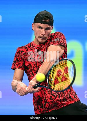 Doha, Qatar. 21st Feb, 2023. Marton Fucsovics di Ungheria ha fatto ritorno durante il singolo round della partita 32 contro Roberto Bautista Aaut di Spagna al ATP250° Qatar Open 2023 a Doha, Qatar, 21 febbraio 2023. Credit: Nikku/Xinhua/Alamy Live News Foto Stock