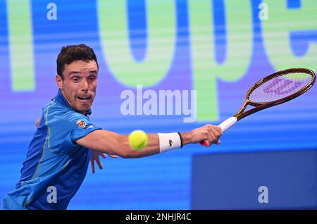 Doha, Qatar. 21st Feb, 2023. Roberto Bautista Agut di Spagna ha un ritorno durante il singolo turno di 32 partita contro Marton Fucsovics di Ungheria a ATP250 Qatar Open 2023 a Doha, Qatar, 21 febbraio 2023. Credit: Nikku/Xinhua/Alamy Live News Foto Stock