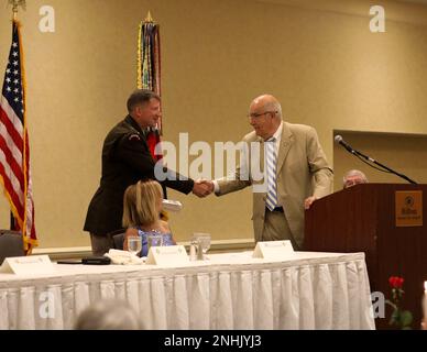 Il generale David Hodne, comandante della divisione fanteria del 4th, scuote le mani con Bob Babbock, presidente dell'INF nazionale del 4th. Div Associazione, durante il banchetto finale in celebrazione della riunione Nazionale 2022 a Kansas City, Missouri, 29 luglio 2022. Il National 4th INF. (IVY) Div L'Associazione ha sostenuto i veterani, i soldati e gli amici dell'INF 4th. Div dal 1919. Foto Stock