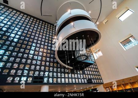 Dischi d'oro e d'argento appesi su un muro al negozio di articoli da regalo del museo Country Music Hall of fame nel centro di Nashville, Tennessee, Stati Uniti Foto Stock