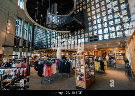 Dischi d'oro e d'argento appesi su un muro al negozio di articoli da regalo del museo Country Music Hall of fame nel centro di Nashville, Tennessee, Stati Uniti Foto Stock