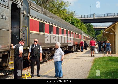 Akron, OH, USA - 15 settembre 2022: Passeggeri e equipaggio su un treno panoramico della Cuyahoga Valley si allungano le gambe durante una sosta ad Akron Northsid Foto Stock