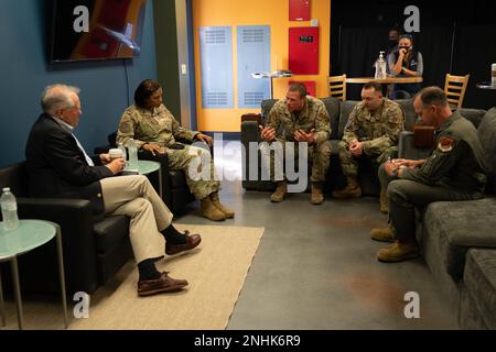 Il Segretario dell'Aeronautica Frank Kendall parla con la leadership della 432nd Wing/432 Air Expeditionary Wing, alla base dell'Aeronautica militare Creech, Nevada, 29 luglio 2022. Kendall ha anche discusso Comprehensive Airman Fitness con il team Human Performance della base. Foto Stock