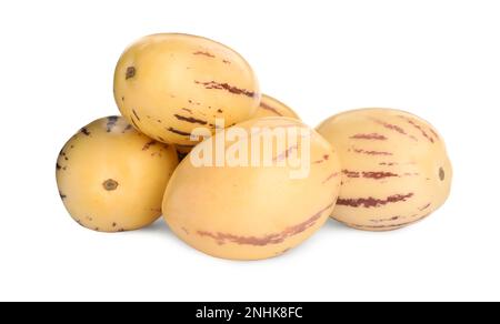 Meloni di pepino freschi e maturi su sfondo bianco Foto Stock