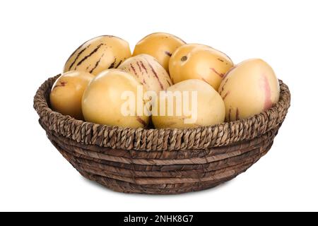 Meloni di pepino freschi maturi in ciotola di vimini su sfondo bianco Foto Stock