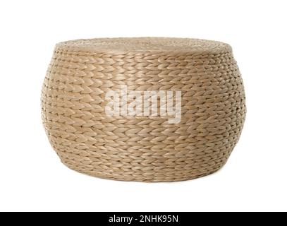 Un elegante pouf in vimini isolato su bianco Foto Stock