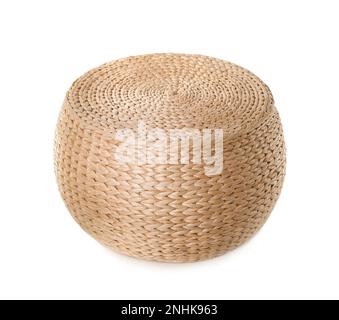 Un elegante pouf in vimini isolato su bianco Foto Stock