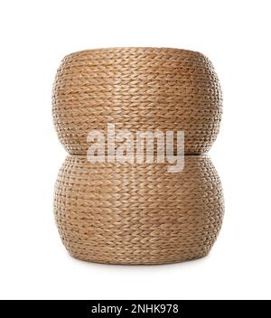 Due eleganti pouf in vimini su sfondo bianco Foto stock - Alamy