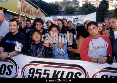 I giovani fan di Ozzy Osbourne aspettano che la stella arrivi a un evento di firma record alla Tower Records sulla Sunset Strip di Los Angeles, CA, circa 2001 Foto Stock
