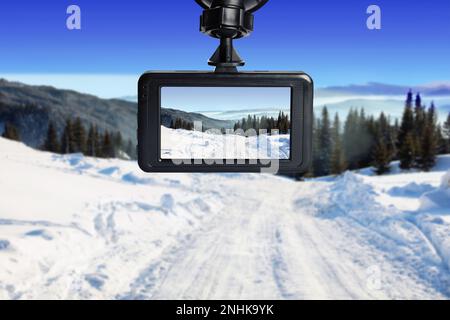 Moderna telecamera sul cruscotto montata in auto, vista della strada durante la guida Foto Stock