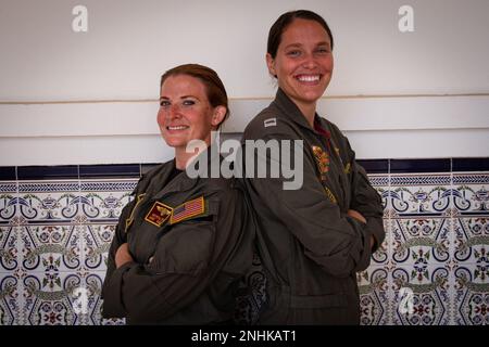 STAZIONE NAVALE ROTA, Spagna (29 luglio 2022) Aeronautica navale (elicottero tattico) 1st Classe Krystal Stahl, sinistra, e pilota di elicottero Lt. Madalyn Thompson, destra, entrambi assegnati a elicottero Maritime Strike Squadron (HSM) 79, posa per una foto durante le interviste nella Stazione Navale Rota, 29 luglio 2022. Foto Stock