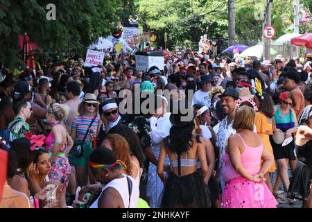 Rio de Janeiro, Brasile. Rio de Janeiro, Rio de Janeiro, Brasile. 21st Feb, 2023. (INT) Bloco das Carmelitas durante il Carnevale di strada a Rio de Janeiro. 21 febbraio 2023, Rio de Janeiro, Brasile: I festaioli partono in processione lungo le pendici delle strade di Santa Tereza l'ultimo giorno di rivelazione, al Bloco das Carmelitas, martedì (21). Foto Stock