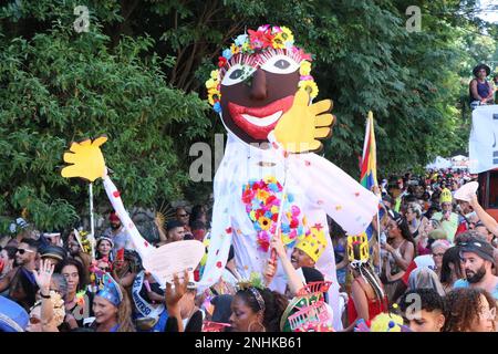 Rio de Janeiro, Brasile. Rio de Janeiro, Rio de Janeiro, Brasile. 21st Feb, 2023. (INT) Bloco das Carmelitas durante il Carnevale di strada a Rio de Janeiro. 21 febbraio 2023, Rio de Janeiro, Brasile: I festaioli partono in processione lungo le pendici delle strade di Santa Tereza l'ultimo giorno di rivelazione, al Bloco das Carmelitas, martedì (21). Foto Stock