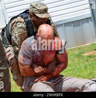 Gli airmen della 172nd Ala Airlift hanno sperimentato alcuni dei più coinvolgenti e intensi combattimenti tattici di addestramento di cura di Casualty disponibile. Gli studenti hanno applicato due giorni di istruzione in classe a un evento culminante che li ha gettati in scenari altamente stressanti con le vittime maculate coperte in “sangue” realistico, ferite e vari traumi. STATI UNITI Air National Guard foto di staff Sgt. Jared Bounds. Foto Stock