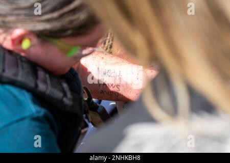 Gli airmen della 172nd Ala Airlift hanno sperimentato alcuni dei più coinvolgenti e intensi combattimenti tattici di addestramento di cura di Casualty disponibile. Gli studenti hanno applicato due giorni di istruzione in classe a un evento culminante che li ha gettati in scenari altamente stressanti con le vittime maculate coperte in “sangue” realistico, ferite e vari traumi. STATI UNITI Air National Guard foto di staff Sgt. Jared Bounds. Foto Stock